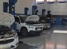 Veículos em atendimento na oficina