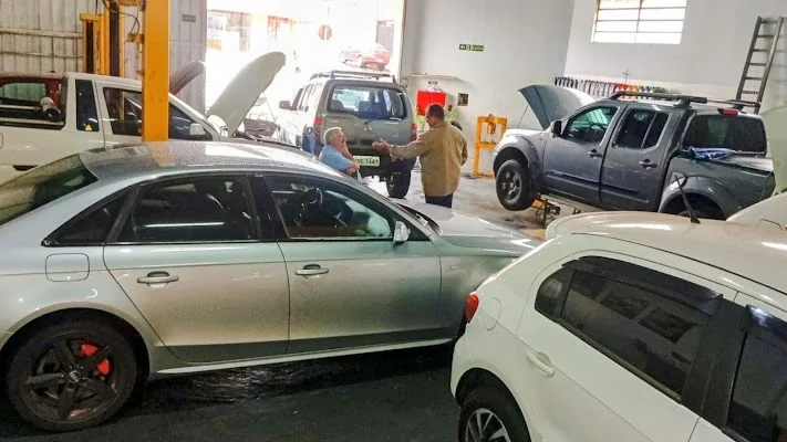 Área interna da Papaléguas Oficina Mecânica com veículos em atendimento